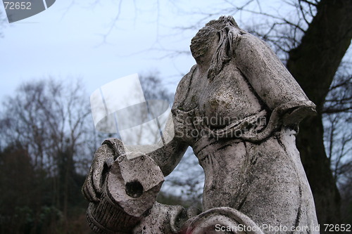 Image of Broken statue