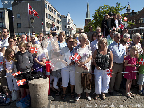 Image of Crowd waiting for the queen.