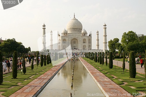 Image of People visiting the most known religious site in India - the Taj