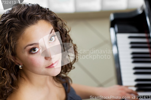 Image of Piano girl