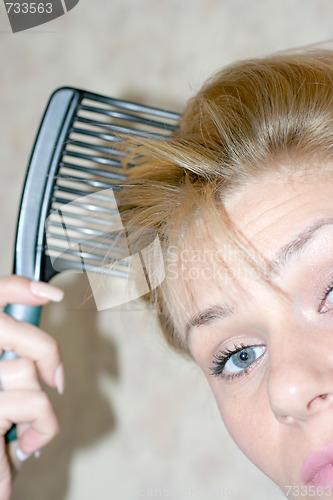 Image of pretty woman to comb hairs