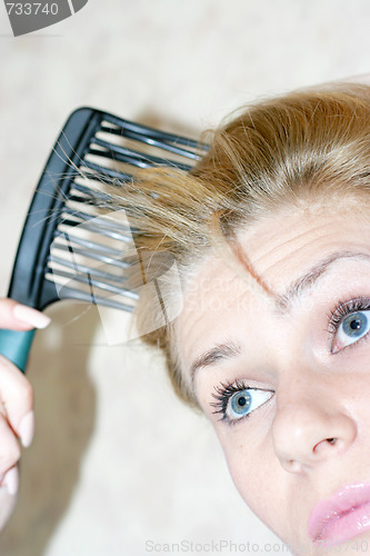 Image of pretty woman to comb hairs 