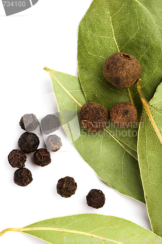 Image of bay leafs and black pepper