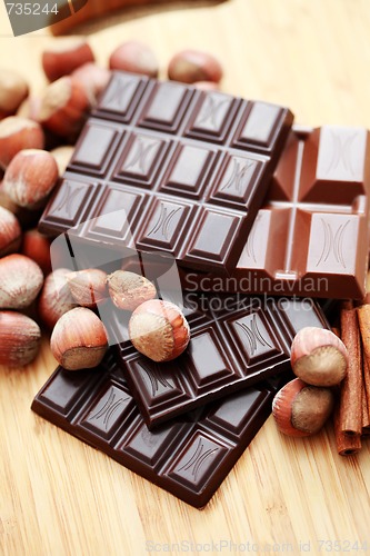 Image of chocolate with hazelnuts and cinnamon