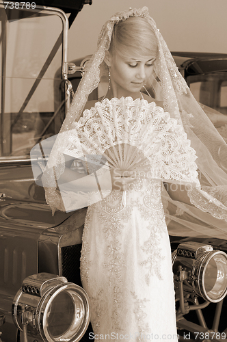 Image of Bride with fan