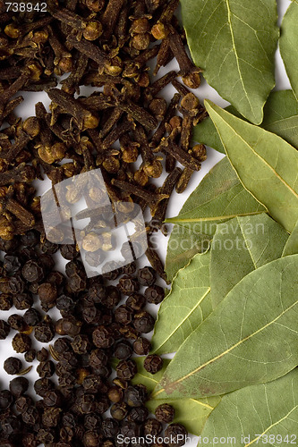 Image of bay leafs, cloves and black pepper