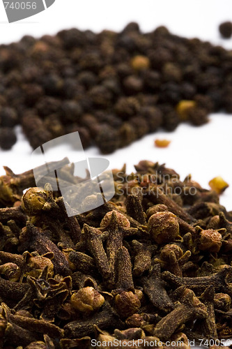 Image of cloves and black pepper