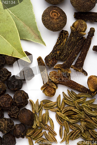 Image of bay leaves, cloves and black pepper