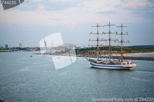 Image of Tallship coming in to port