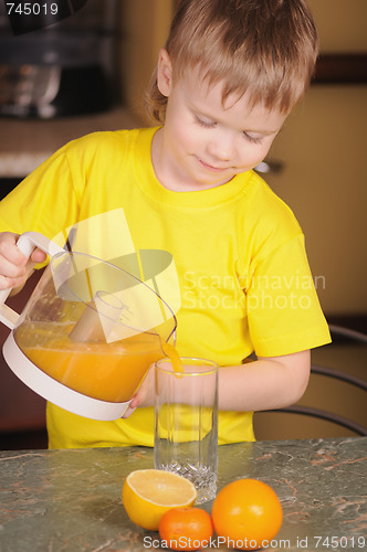 Image of The child drinks juice