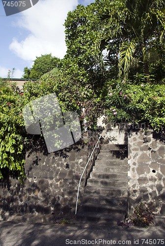 Image of typical residential home entry steps and wall architecture bequi