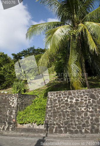 Image of typical residential home entry steps and wall architecture bequi