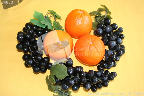 Image of Grapes together with oranges