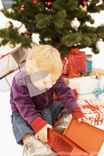 Image of Wow - Surprised kid opening christmas gifts