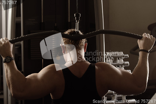 Image of Guy training back muscles
