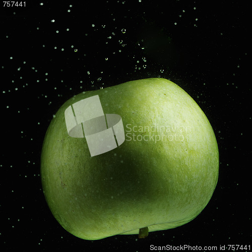 Image of Green apple in water
