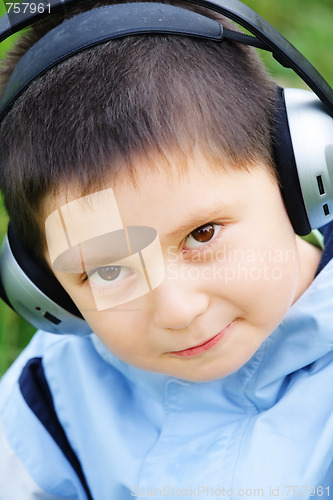Image of Kid in headphones