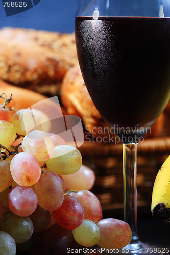 Image of Bunch of grapes and wine