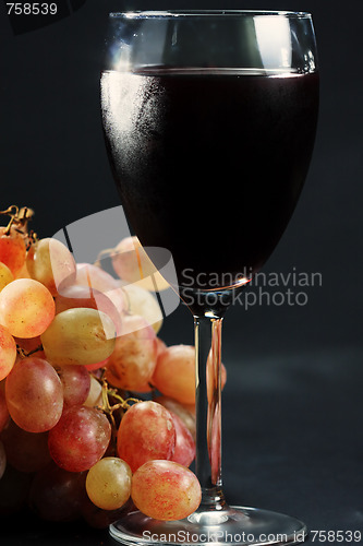 Image of Glass of red wine and grapes