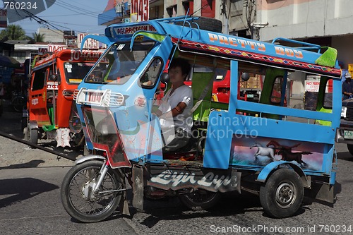 Image of Southeast-Asian motorela on street