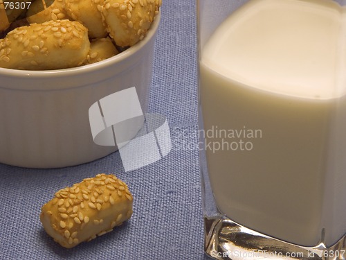 Image of Glass of milk and crackers