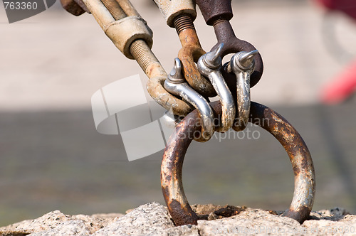 Image of Pattern of shackle