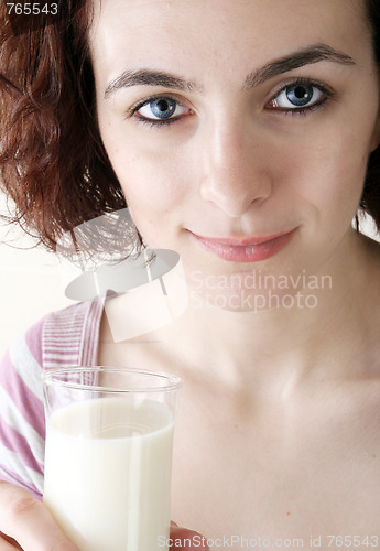 Image of Young people eating milk with cereals