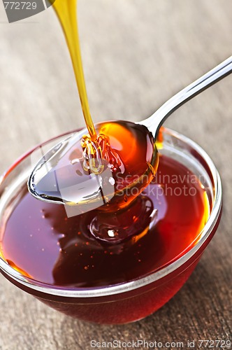 Image of Honey dripping onto spoon
