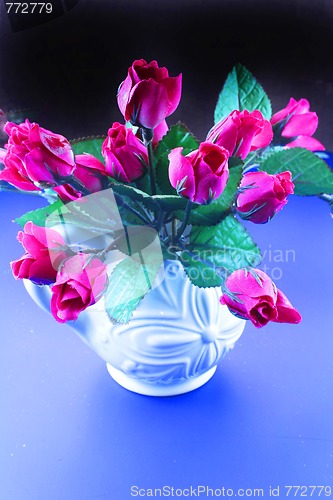 Image of vase of pink roses