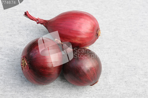 Image of Three Red Onion Bulbs