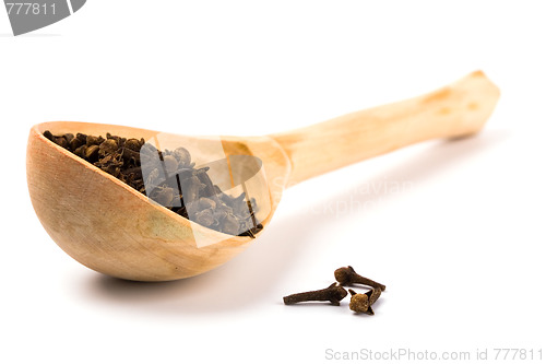 Image of cloves on wooden spoon