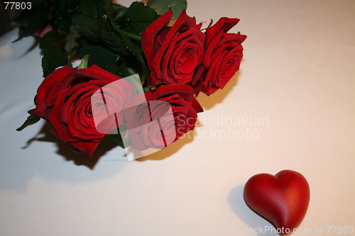 Image of Red roses and heart