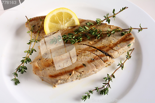 Image of Grilled tuna and lemon wedge