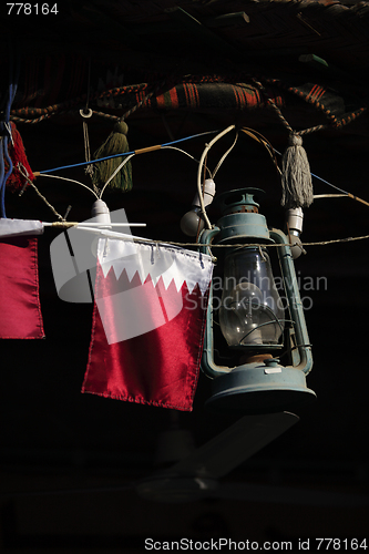 Image of Qatar flag and lamp