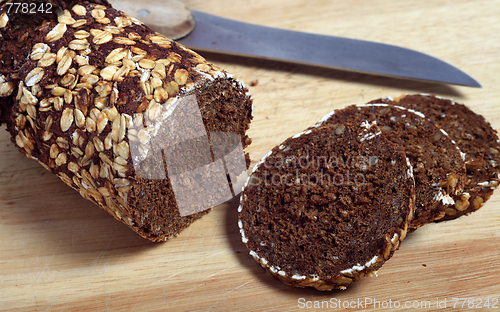 Image of Pumpernickel bread slices and knife