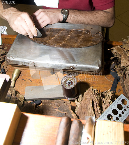 Image of man hand rolling cigars nicaragua