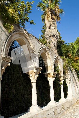 Image of Columns and arch with palms 