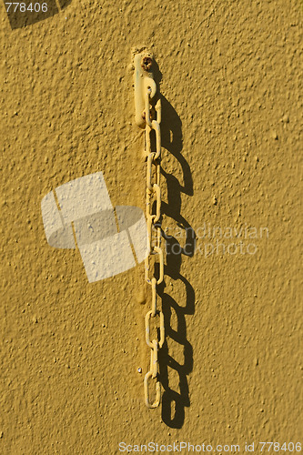 Image of chain on textred wall