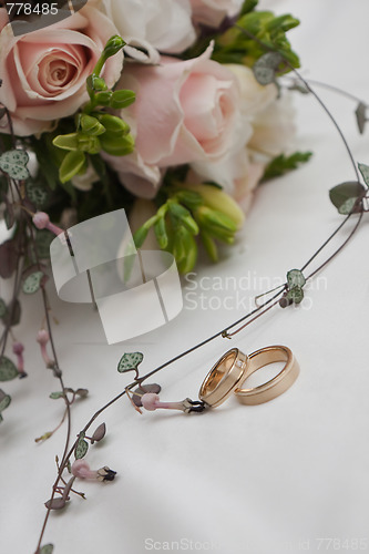 Image of Wedding rings and roses.