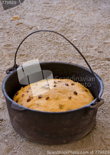 Image of Bush cake in iron pot.