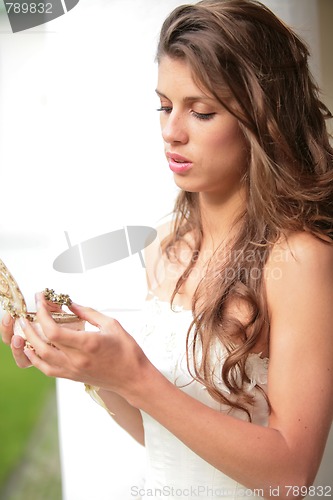 Image of bride look at the gift