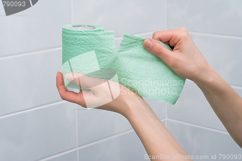 Image of Toilet paper tearing