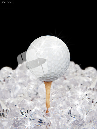 Image of golf ball on tee in diamonds