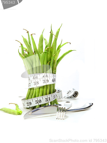 Image of Unwashed green beans with cord and utensils 