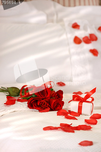 Image of Red roses on a bed