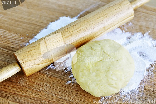 Image of Rolling pin and cookie dough