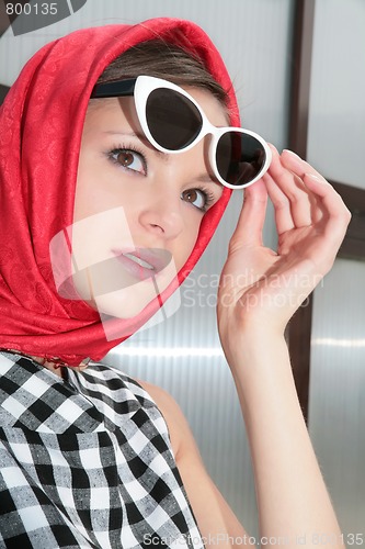 Image of young woman with sunglasses in image 50-h