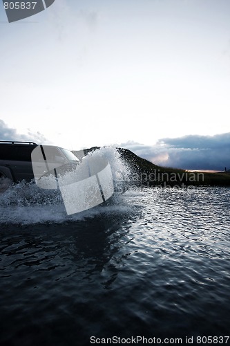 Image of 4x4 crossing the river at dusk