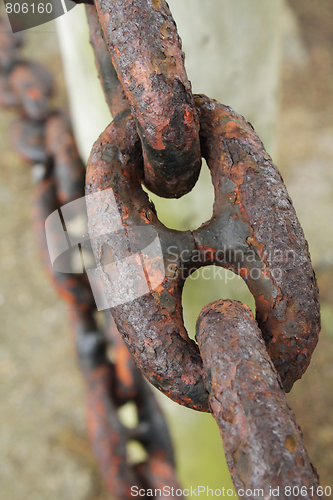 Image of Large rusted chain