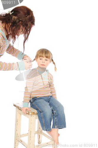 Image of mom and daughter making braids